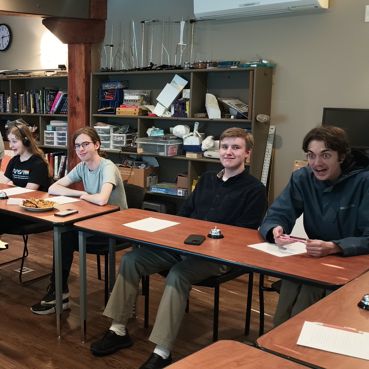Thanks to seniors Odessa and Daniel, during the last week of classes everyone was able to get together for a fun night of trivia. 🤯🧠⚡️🛎❓🕝