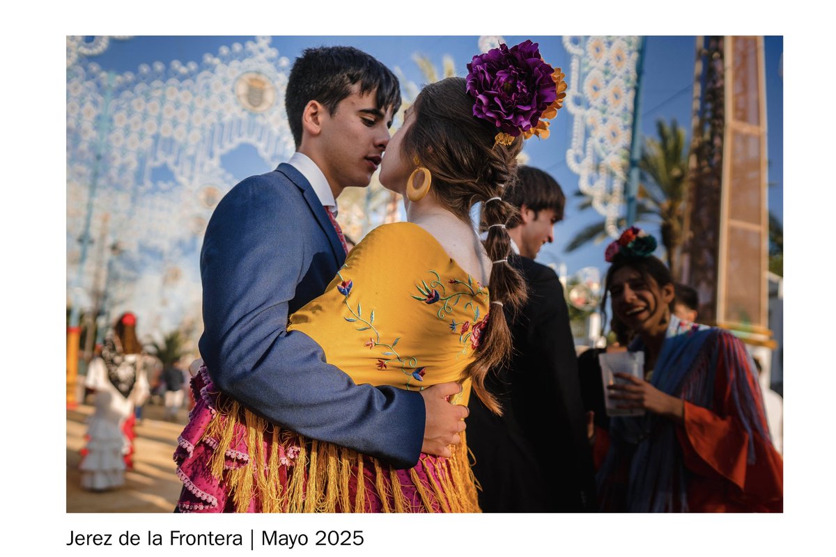 _pedropascual's tweet photo. Una pareja en el momento previo a darse un beso durante la inauguración de la Feria del Caballo de Jerez de 2025. https://t.co/onMhmyYhcq