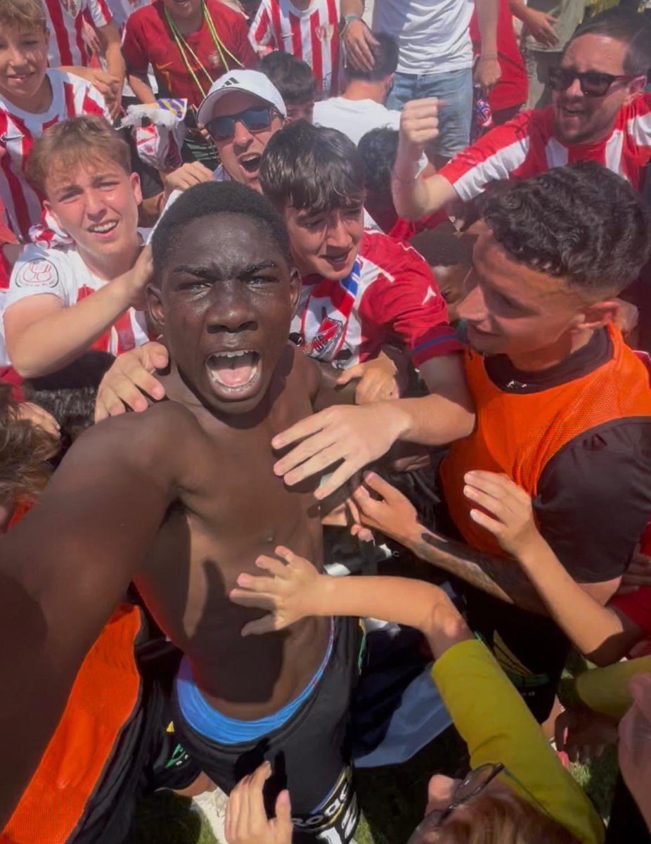 ¿Esto qué fue? 😂😂😂😂

¡Todos querían abrazar a Umaru!

#AupaUnión❤️🤍