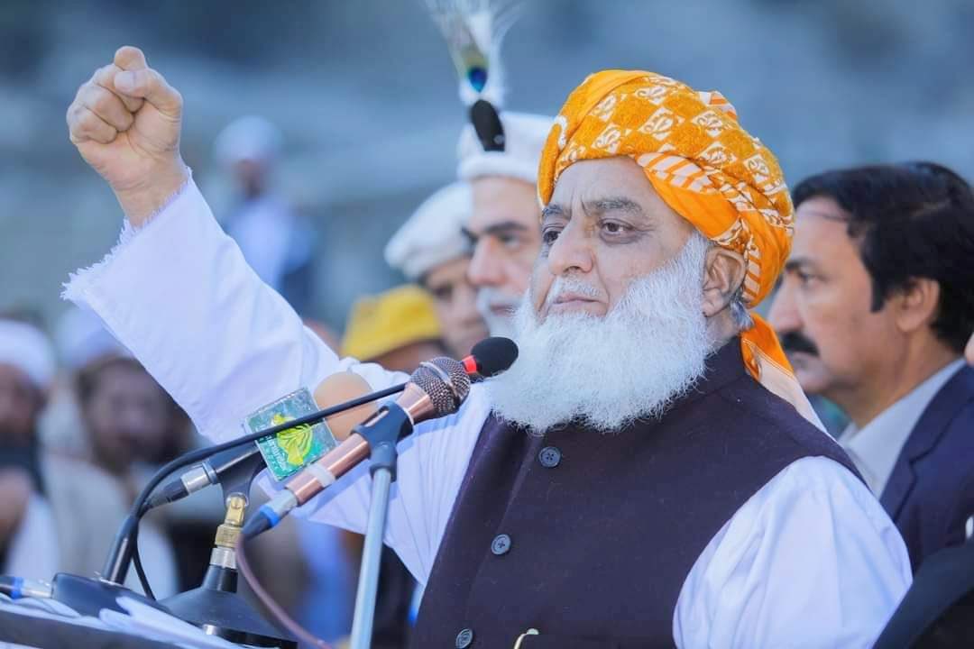 حق گوئی کی قیمت ہو تو مولانا خاموش نہیں ہوتے۔ وہ للکارتے ہیں، بولتے ہیں، اور ظالموں کی آنکھوں میں آنکھیں ڈال کر کھڑے ہوتے ہیں۔
 #NationVoiceMaulana