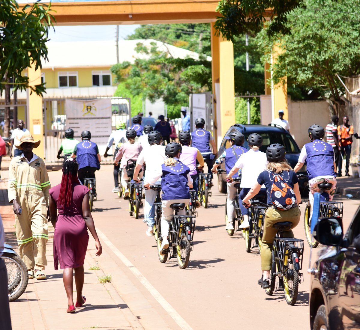 EUinUG's tweet image. Today, our 🇪🇺 Ambassadors kicked off their🚴‍♂️“Cycling through the history of Gulu” on electric bikes, with a 1st Stop @GuluHospital. Here, they met &amp;amp; interacted with survivors of the #LRA atrocities — a moving reminder of the region’s painful past &amp;amp; ongoing journey toward healing.