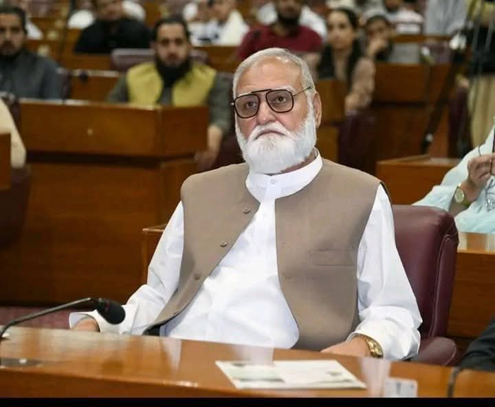 پاکستان کے 77 سالہ تاریخ میں صوبہ خیبرپختونخواہ میں جمعیت علماء اسلام۔اور قائد جمعیت مولانا فضل الرحمان صاحب حفظہ اللہ کی قیادت میں سن 2002 سے 2007 تک سب سے بہترین حکومت کرپشن سے پاک صوبہ  صوبے  16 ارب قرضہ تھا ،صوبے کے وسائل سے۔ صوبے سے 8 ارب قرضہ ختم کیا۔ 

#NationVoiceMaulana