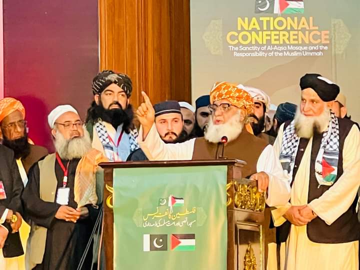 قوم کو جس قیادت کی ضرورت ہے، وہ صرف وہی دے سکتا ہے جو کرسی نہیں، کردار پر یقین رکھتا ہو۔ اس دور کی سب سے توانا آواز ہے مولانا فضل الرحمن صاحب
#NationVoiceMaulana