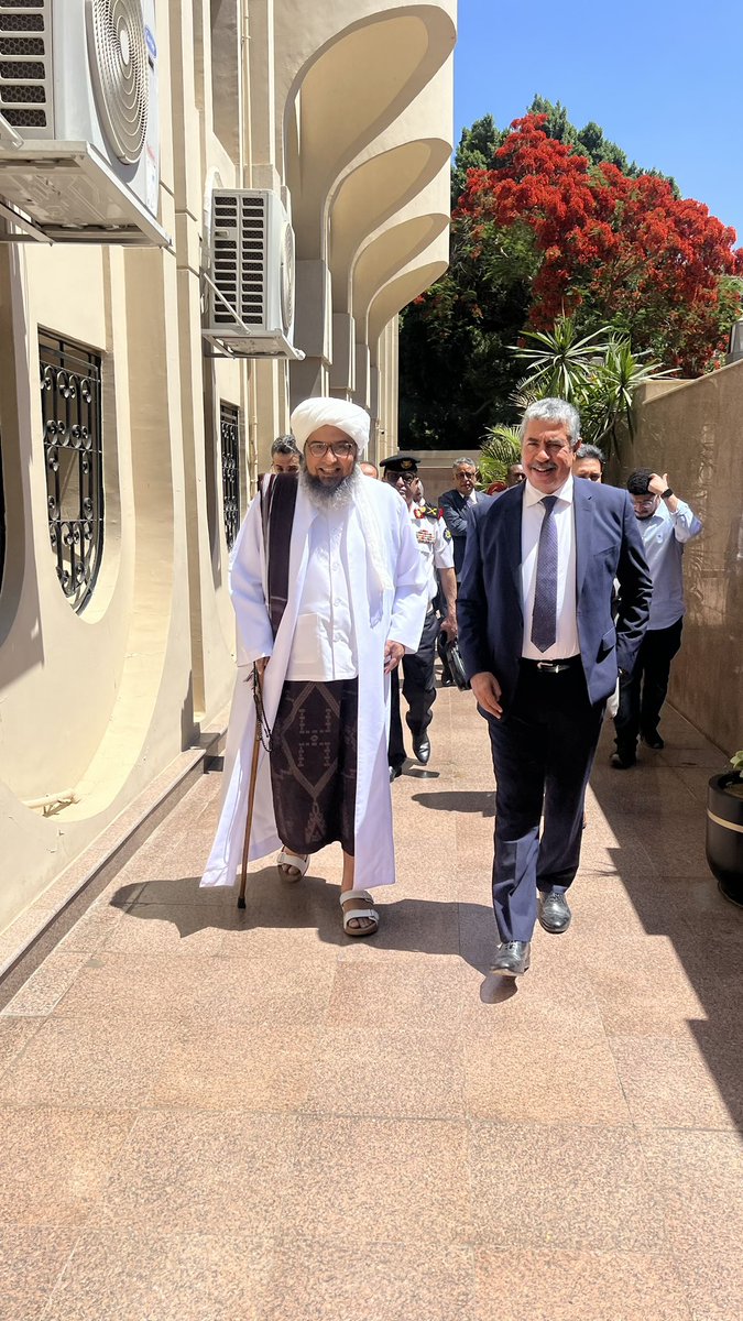 جلسة ودية مع فضيلة الحبيب الحبيب علي الجفري <a href="/alhabibali/">علي الجفري</a> رئيس مؤسسة طابة الذي شرفنا اليوم بزيارة لسفارتنا بالقاهرة،قضايا الفكر المستنير ووسطية الخطاب الديني وتأثير قيم العدل والمساواة في بناء الأوطان كلها قضايا دار حولها نقاش مستفيض وتأسيس لتعاون مشترك مع مؤسسة طابة في المستقبل.