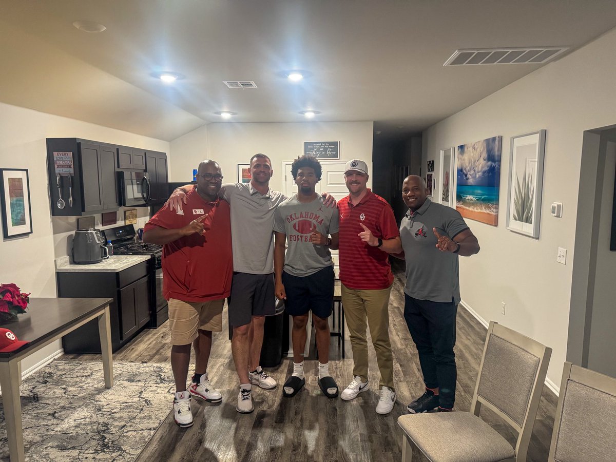 Brandon Drumm (@bdrumm_rivals) on Twitter photo #Sooners staffers did an in-home with 2026 Mustang (OK) <a href="/1BroncoFootball/">Mustang Football</a> and Rivals250 QB commit <a href="/Jadenoneal_26/">Jaden OโNeal</a> last night.
From left to right: #OU DT coach <a href="/CoachToddBates/">Todd Bates</a>, TE coach Joe Jon Finley, 4-star #OU QB commit Jaden OโNeal, OC/QB coach <a href="/arbuckle_ben/">Ben Arbuckle</a> and WR coach #Sooners staffers did an in-home with 2026 Mustang (OK) <a href="/1BroncoFootball/">Mustang Football</a> and Rivals250 QB commit <a href="/Jadenoneal_26/">Jaden OโNeal</a> last night.
From left to right: #OU DT coach <a href="/CoachToddBates/">Todd Bates</a>, TE coach Joe Jon Finley, 4-star #OU QB commit Jaden OโNeal, OC/QB coach <a href="/arbuckle_ben/">Ben Arbuckle</a> and WR coach