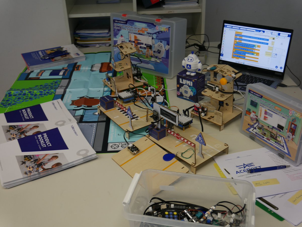 s_cieslak_hgw's tweet image. Ein spannender Nachmittag auf der #MunteR #Makerspace Weiterbildung in Neubrandenburg an der Regionalen Schule Am Lindetal. Ich präsentierte Ideen für den #Informatikunterricht mit den tollen SmartHome und Transportation Bausätzen von @ACEBOTT.