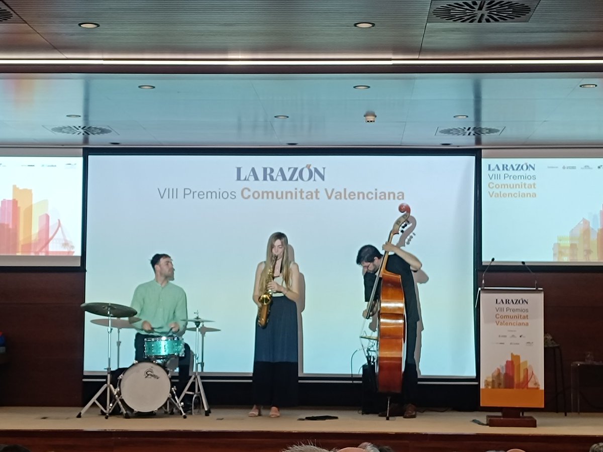 cosomuval's tweet photo. #PremiosLaRazónCV a la Promoció Cultural a @cosomuval i a la @FSMCV https://t.co/joRt1xe3B8