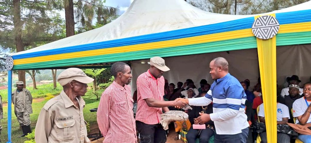 Nyarugenge District (@nyarugenge) on Twitter photo Kuri uyu wa kabiri Umuyobozi Nshingwabikorwa w'Akarere ka Nyarugenge <a href="/AlexisIngangare/">ingangare alexis</a>
yashyikirije abagize irondo ry'umwuga muri <a href="/Nyamirambo_Sect/">Nyamirambo Sector</a> bagera kuri 233 umwambaro mushya anabakangurira gukomeza gukora kinyamwuga bagaharanira umutekano w'abatuye Umurenge Kuri uyu wa kabiri Umuyobozi Nshingwabikorwa w'Akarere ka Nyarugenge <a href="/AlexisIngangare/">ingangare alexis</a>
yashyikirije abagize irondo ry'umwuga muri <a href="/Nyamirambo_Sect/">Nyamirambo Sector</a> bagera kuri 233 umwambaro mushya anabakangurira gukomeza gukora kinyamwuga bagaharanira umutekano w'abatuye Umurenge