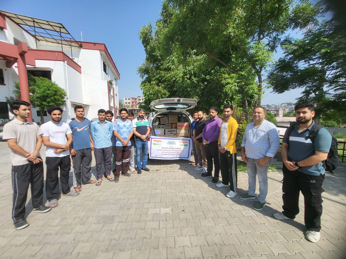 avinash4people's tweet photo. Relief for shelling-affected families handed over to Poonch admin by us. Discussions held for continued support.
#SupportPoonch #JK #UnityPeace #SpecialPackage #borderwelfareorganisation #gandhiglobalfamily #thedaffodilsproject #pulastyafoundation #sangharsh https://t.co/yri3xQo0CD
