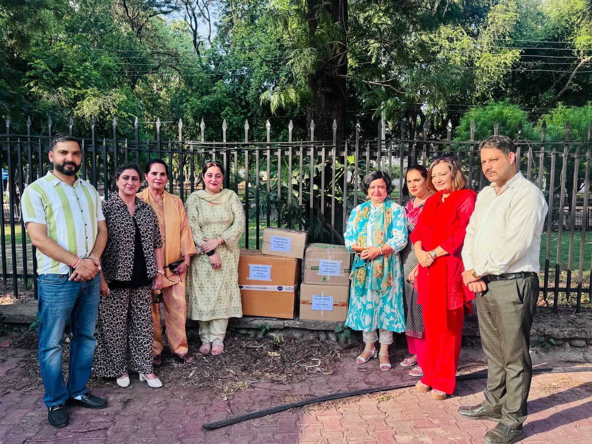 avinash4people's tweet photo. Relief for shelling-affected families handed over to Poonch admin by us. Discussions held for continued support.
#SupportPoonch #JK #UnityPeace #SpecialPackage #borderwelfareorganisation #gandhiglobalfamily #thedaffodilsproject #pulastyafoundation #sangharsh https://t.co/yri3xQo0CD