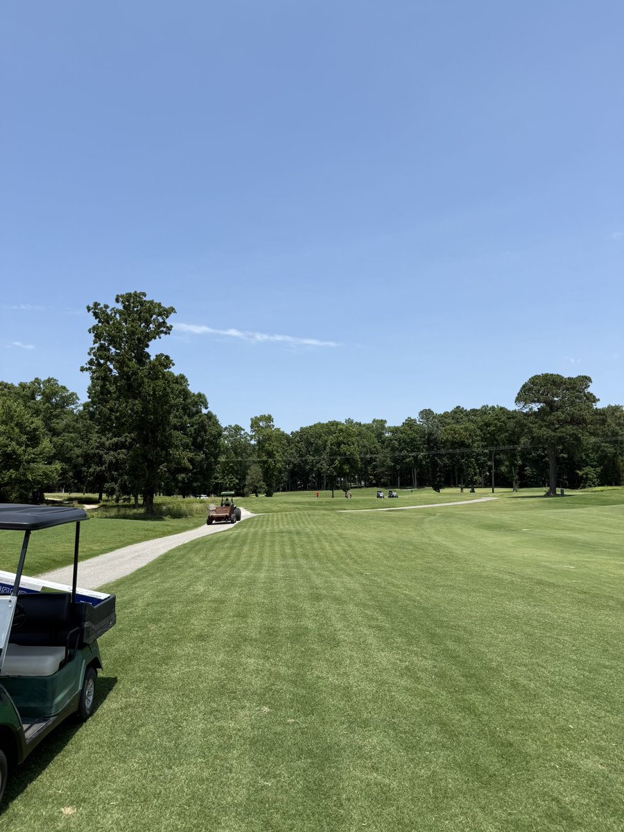 GoodeTurf's tweet photo. River Ridge Demo Day was a success! Thank you @craighooks27 for hosting &amp; giving feedback on the new 580L. 

One mower managed both rough and approach/fwy turf daily for three weeks (w/ consistent rain) &amp; had great results. 

Schedule your @GreenSightAg demo today! https://t.co/dAZyTUvCO2