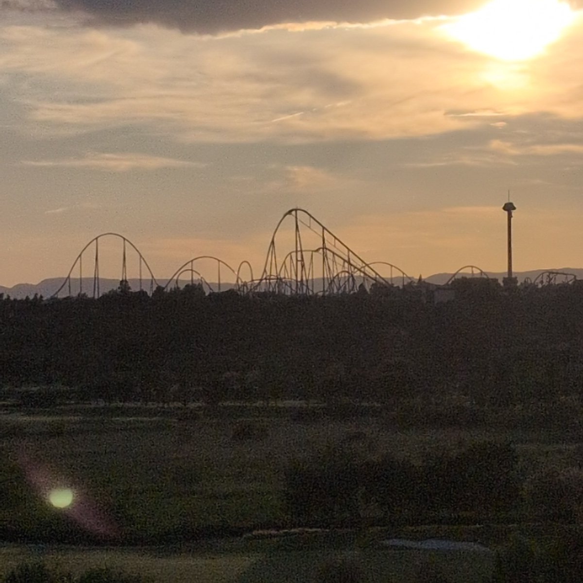 Como impone el Shambala frente al Dragón Khan visto desde fuera del parque