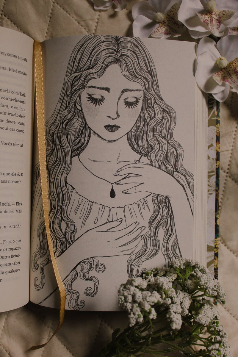 florda00hnoite's tweet photo. esse é LITERALMENTE o livro MAIS LINDO que eu tenho. fim. não preciso falar mais nada. 

#BookTwitter https://t.co/FnvLbZjTOJ