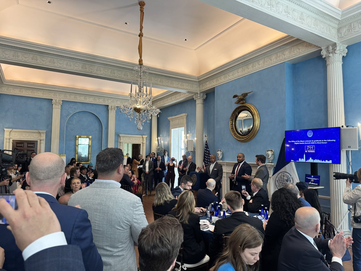 jenn_rosenthal's tweet photo. Standing room only at Gracie Mansion for @NYCMayor:

🤝 “We want to ensure this city remains the center of innovation” 

💬 “If the mayor of the greatest city in the world is willing to talk about blockchain and digital assets…” 

🌎 “making NYC the crypto capital of the globe” https://t.co/70snuQRI9g
