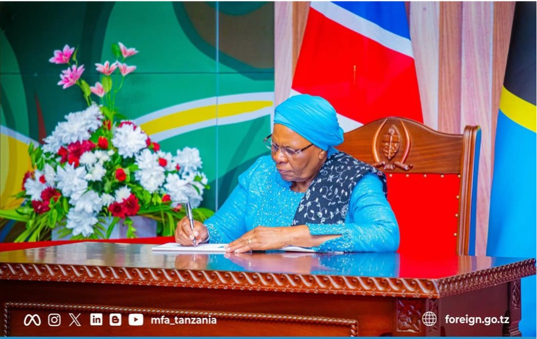 Kilinge Cha Diplomasia (@kilinged) on Twitter photo Mhe. Dkt. <a href="/SuluhuSamia/">Samia Suluhu</a> Rais wa Jamhuri ya Muungano wa Tanzania amempokea Rais wa Jamhuri ya Namibia Mhe. Dkt. <a href="/SWAPOPRESIDENT/">President Netumbo Ndemupelila Nandi-Ndaitwah</a> Ikulu, jijini Dar es Salaam. Mei 20, 2025. Mhe. Dkt. <a href="/SuluhuSamia/">Samia Suluhu</a> Rais wa Jamhuri ya Muungano wa Tanzania amempokea Rais wa Jamhuri ya Namibia Mhe. Dkt. <a href="/SWAPOPRESIDENT/">President Netumbo Ndemupelila Nandi-Ndaitwah</a> Ikulu, jijini Dar es Salaam. Mei 20, 2025.