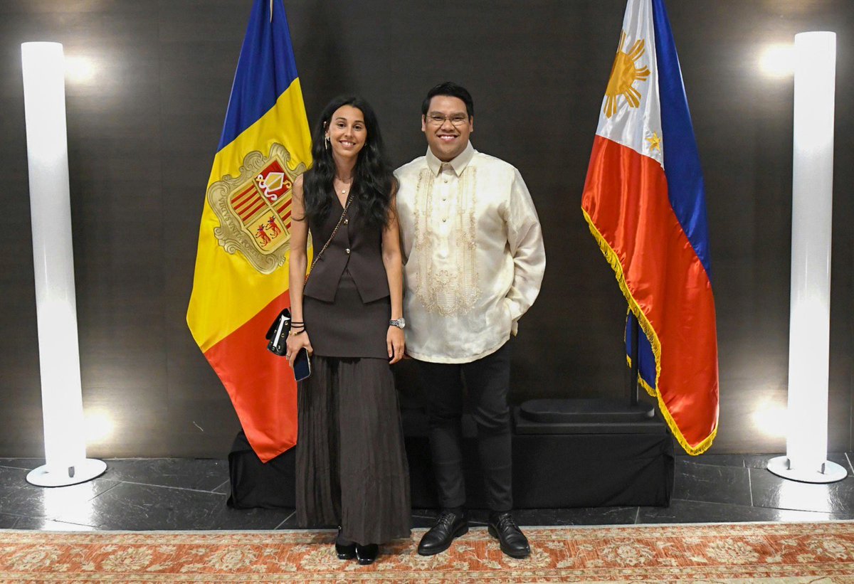 ~25 anys de relacions diplomàtiques entre Andorra i Filipines… i <a href="/_oliverjaen/">Oliver Jaén</a> amb 25 anys d’experiència aguantant els meus acudits dolents. Això també s’hauria de commemorar!🇦🇩🇵🇭

#ADPH25 

📸J.A. Viladot