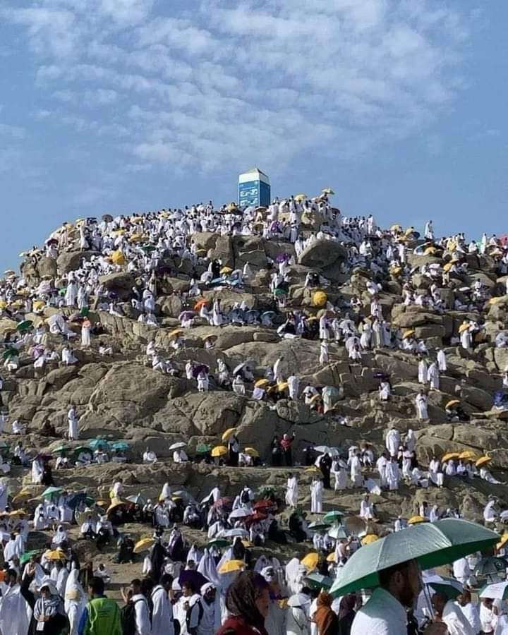 اللهُمَّ بلّغنا يوم عرفه.. 
ونحن لانشْتكِى هَمّاً ولاَ حُزْناً.. 
واجعل لنا فيه دعوه مستجابة.. 
وإجْعلنا أسْعَد خَلقِكَ ياربّ العَالمِين