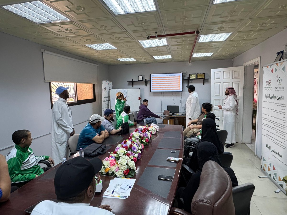 taifclub's tweet photo. أقام الرئيس التنفيذي للنادي ورشة عمل لشرح استراتيجية النادي الرسمية
لمدراء الإدارات الأساسية والرياضية والمدربين واللاعبين واللاعبات
.
#نادي_ذوي_الإعاقة_بالطائف 
#الطائف_الان https://t.co/4JHsRzzQCe