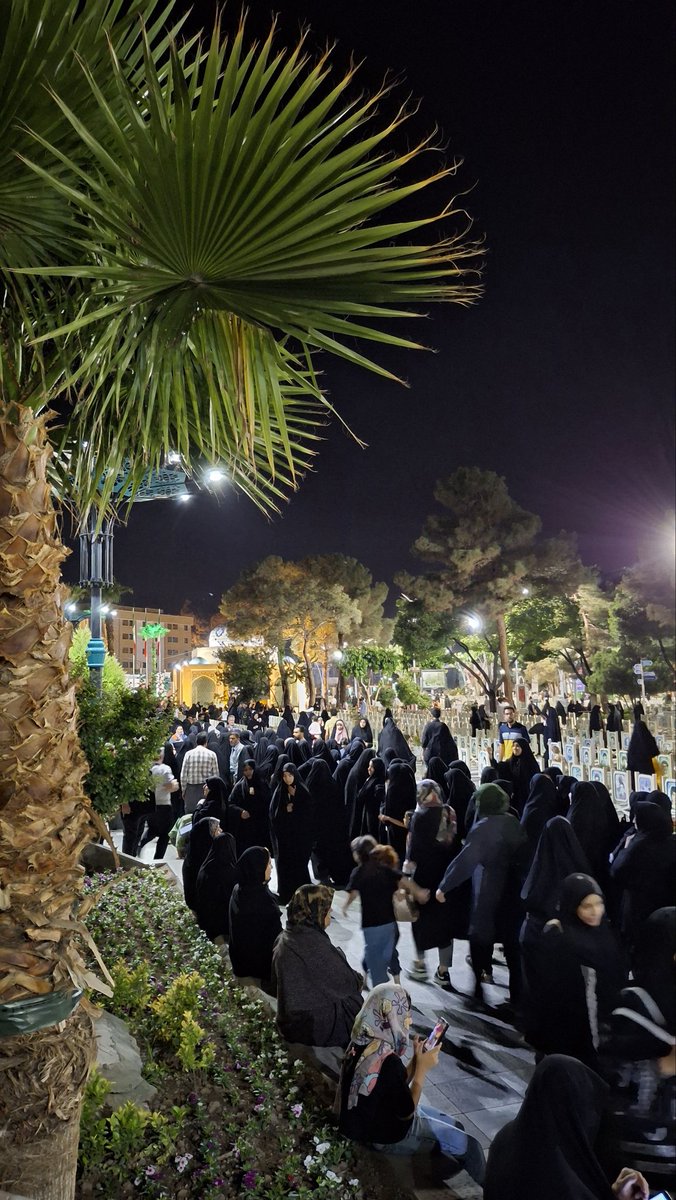 همیشه شبای گلستان شهدا یه جوریه که انگار حوالی بهشتی...
اما امشب حال و‌هوای مراسم خادم الرضا، سید عزیزمون یه جور دیگه اینجا رو بهشتی کرده...!🌱❤️‍🩹
#خادم_حرم_ایران 
#پرواز_خدمت