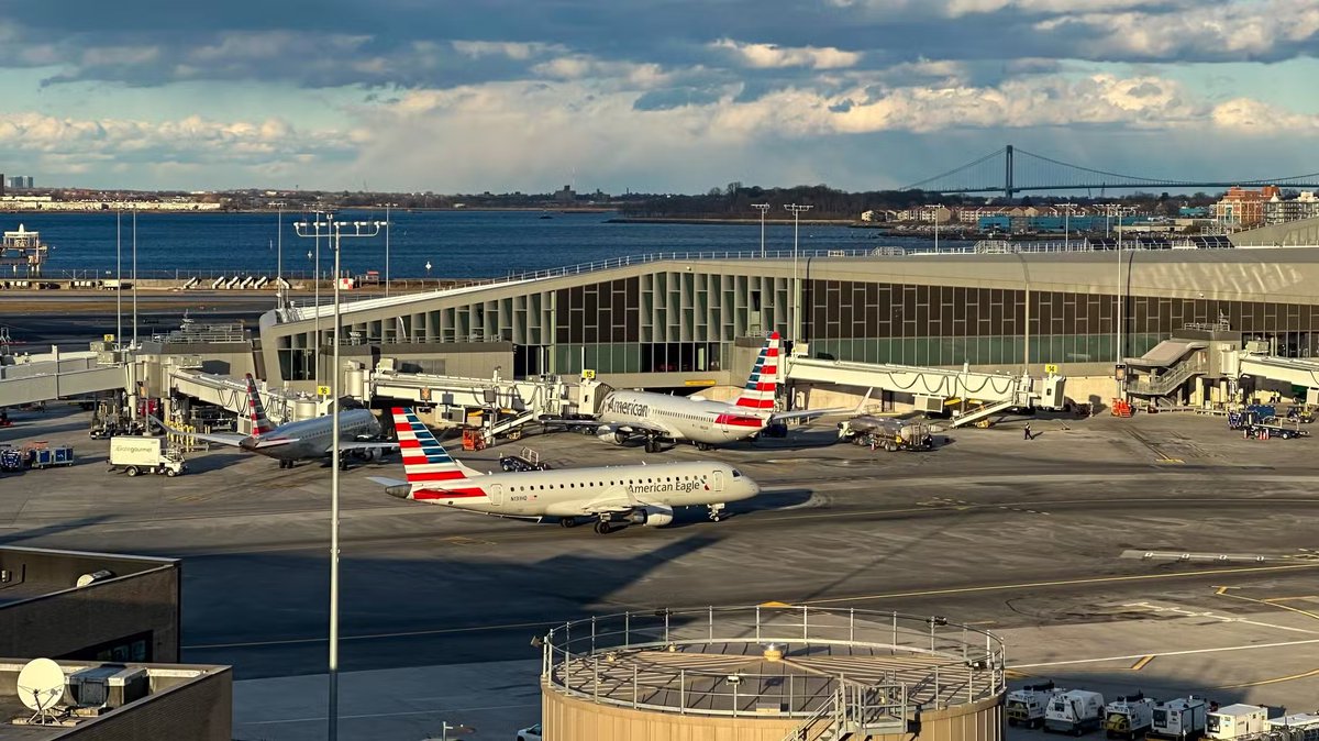 planething19's tweet photo. American Eagle Embraer E175 &amp; United Airlines 737-800 Experience Close Call At New York LaGuardia https://t.co/HrxHeTiL09