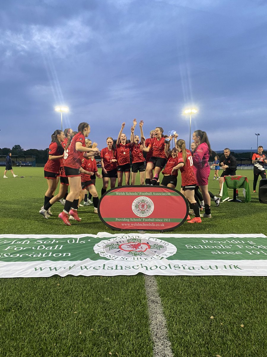 WelshSchoolsFA's tweet image. INTER ASSOCIATION FINALS | U16 Girls Final 🏴
👊🏻 #GAME 🔟
Congratulations to @CaerphillyGirls on winning the U16 Girls Final 🏅🏆
Thanks to @CVSFA for an excellent final 👏
POTM: Hollie Owen-Roberts ⭐️
#InterAssociation
#WSFA @WSFA_InterAssoc