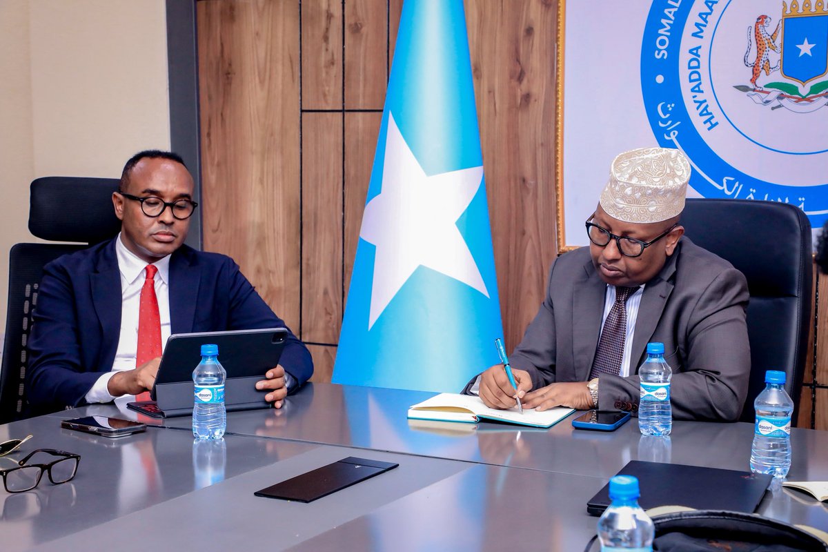 MoDSomaliya's tweet photo. Minister of Defence, H.E. @AhmedMoFiqi, today visited the HQ of @SoDMA_Somalia and met with Commissioner @MahamuudMoallim and agency staff. The meeting focused on strengthening coordination between the MoD, SNAF and SoDMA in supporting operations to liberate territories from Al-Shabaab terrorists and delivering timely humanitarian aid to affected civilians.