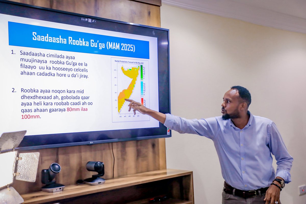 MoDSomaliya's tweet photo. Minister of Defence, H.E. @AhmedMoFiqi, today visited the HQ of @SoDMA_Somalia and met with Commissioner @MahamuudMoallim and agency staff. The meeting focused on strengthening coordination between the MoD, SNAF and SoDMA in supporting operations to liberate territories from Al-Shabaab terrorists and delivering timely humanitarian aid to affected civilians.