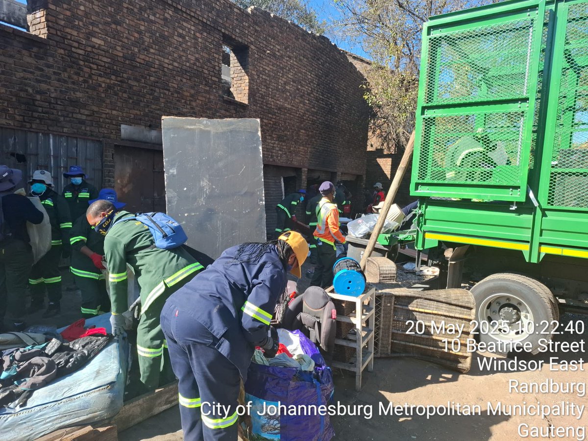 CrumRegionB's tweet image. @CleanerJoburg, together with #AFSU and the #WCSS clearing grime from the Court Yard in Windsor East. @CityofJoburgZA @CRUM_CoJ @DadaMorero #HighImpactServiceDelivery #JoburgReimagined