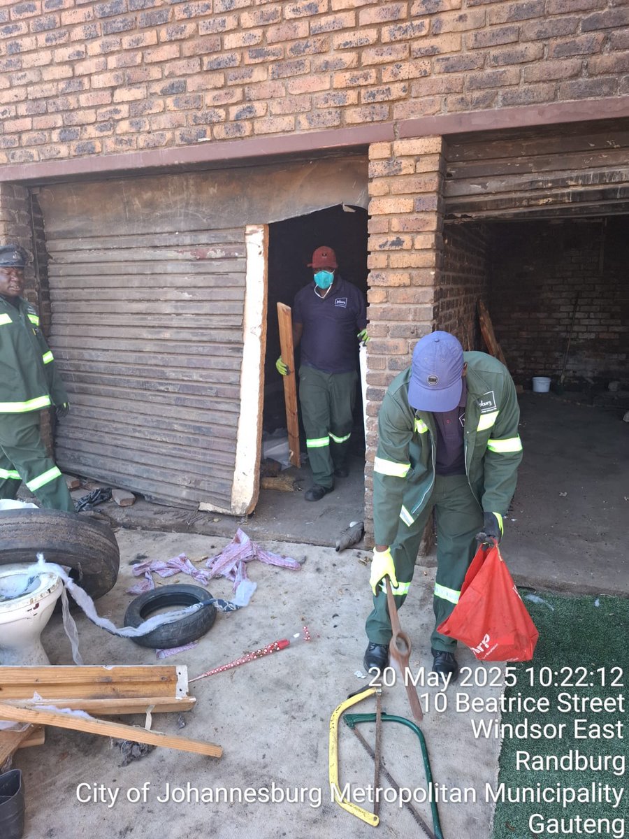 CrumRegionB's tweet image. @CleanerJoburg, together with #AFSU and the #WCSS clearing grime from the Court Yard in Windsor East. @CityofJoburgZA @CRUM_CoJ @DadaMorero #HighImpactServiceDelivery #JoburgReimagined