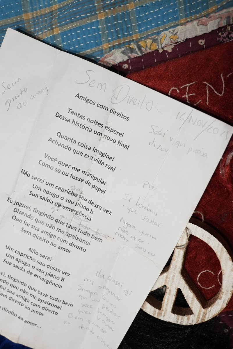 Que feat! ✨ <a href="/DulceMaria/">Dulce Maria</a> lançará nesta quinta (22) a tradução da música ‘Sem Direito ao Amor’, um feat com Marília Mendonça. A canção foi traduzida e gravada por Marília em 2021 e deixada para Dulce. Veja com exclusividade o rascunho da letra 👀 #Famosos