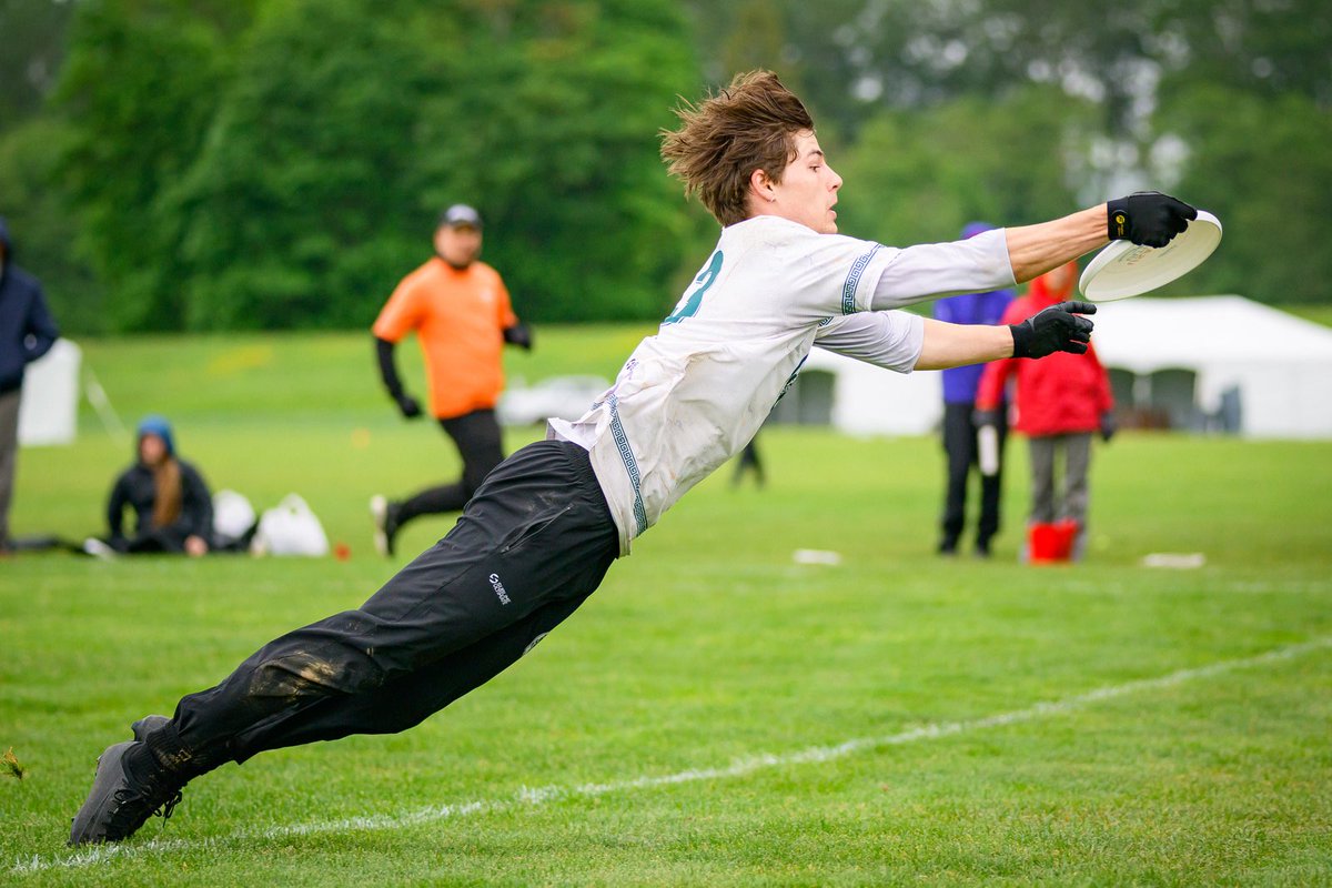 Contender for photo of the year. 🥶

📸 by <a href="/sam_hotaling/">Sam Hotaling</a> &amp; <a href="/UltiPhotos/">UltiPhotos</a> 

#USAUCollegeChamps | #USAUltimate