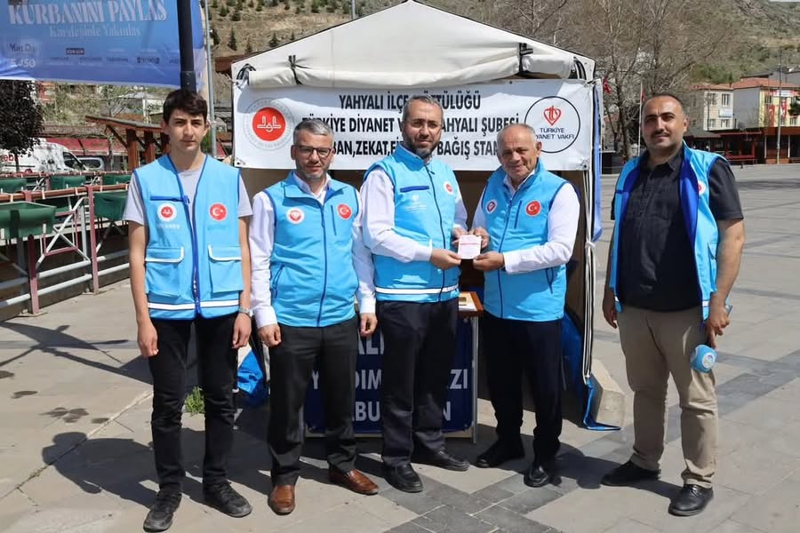 "Kurbanını Paylaş, Kardeşinle Yakınlaş" sloganıyla başlatılan 2025 Yılı Vekâletle Kurban Organizasyonu kapsamında Yahyalı Belediye Başkanı Esat ÖZTÜRK, Türkiye Diyanet Vakfına kurban bağışında bulunarak 2025 Yılı Vekâletle Kurban Organizasyonu’na destek oldu.