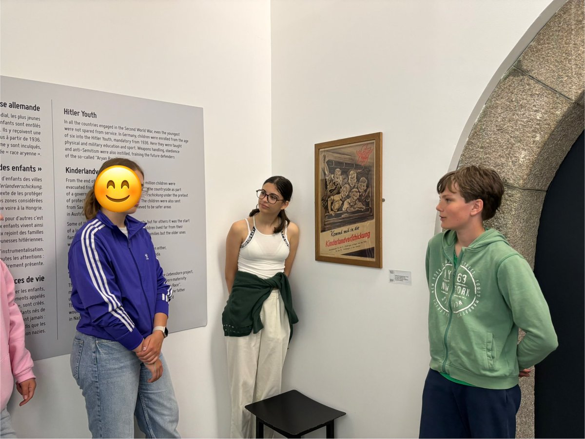 ErasmusFerronay's tweet photo. Nos élèves-guides de 4e présentent à nos partenaires allemands l'enfance pendant la seconde guerre mondiale au musée de la Libération sur la montagne du Roule. #engagement #DevoirDeMémoire @EUErasmusPlus @dsden50 @ClgLeFerronay @Drareicnormande @ofaj_dfjw @VilleCherbourg https://t.co/d42B1Os72e