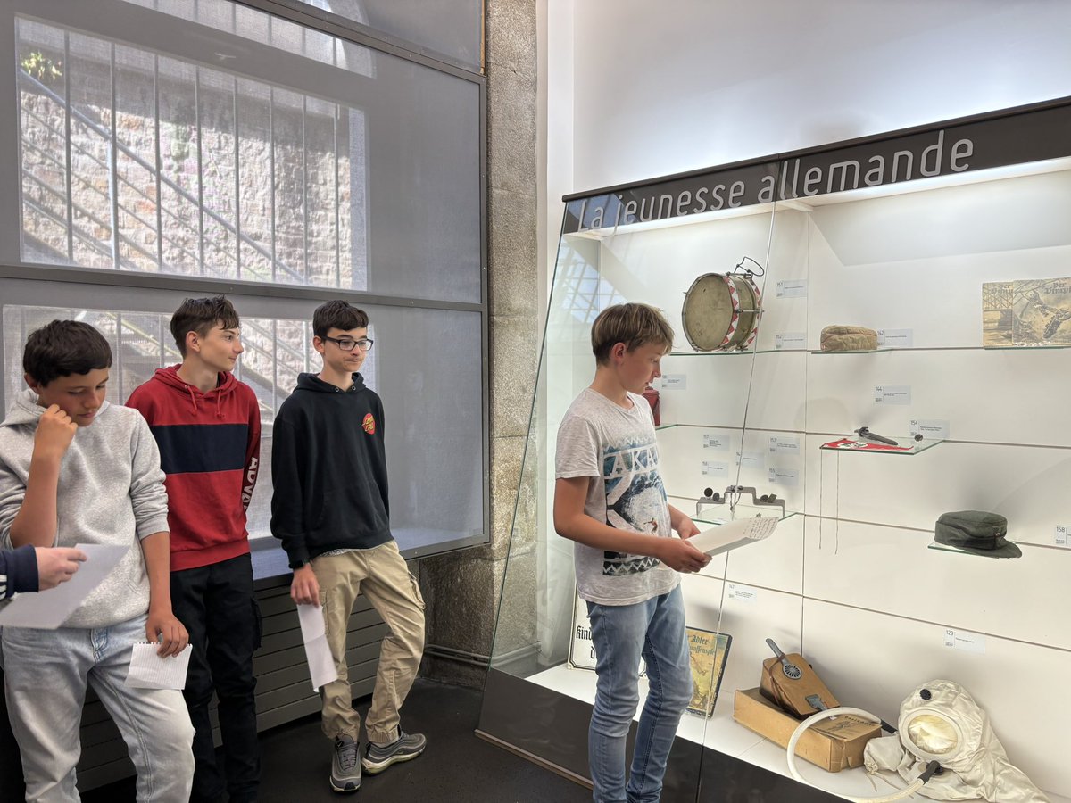 Nos élèves-guides de 4e présentent à nos partenaires allemands l'enfance pendant la seconde guerre mondiale au musée de la Libération sur la montagne du Roule. #engagement #DevoirDeMémoire <a href="/EUErasmusPlus/">Erasmus+</a> <a href="/dsden50/">DSDEN 50</a> <a href="/ClgLeFerronay/">Collège Le Ferronay</a> <a href="/Drareicnormande/">DRAREIC Normandie</a> <a href="/ofaj_dfjw/">🇫🇷 OFAJ_DFJW 🇩🇪</a> <a href="/VilleCherbourg/">Ville de Cherbourg-en-Cotentin</a>