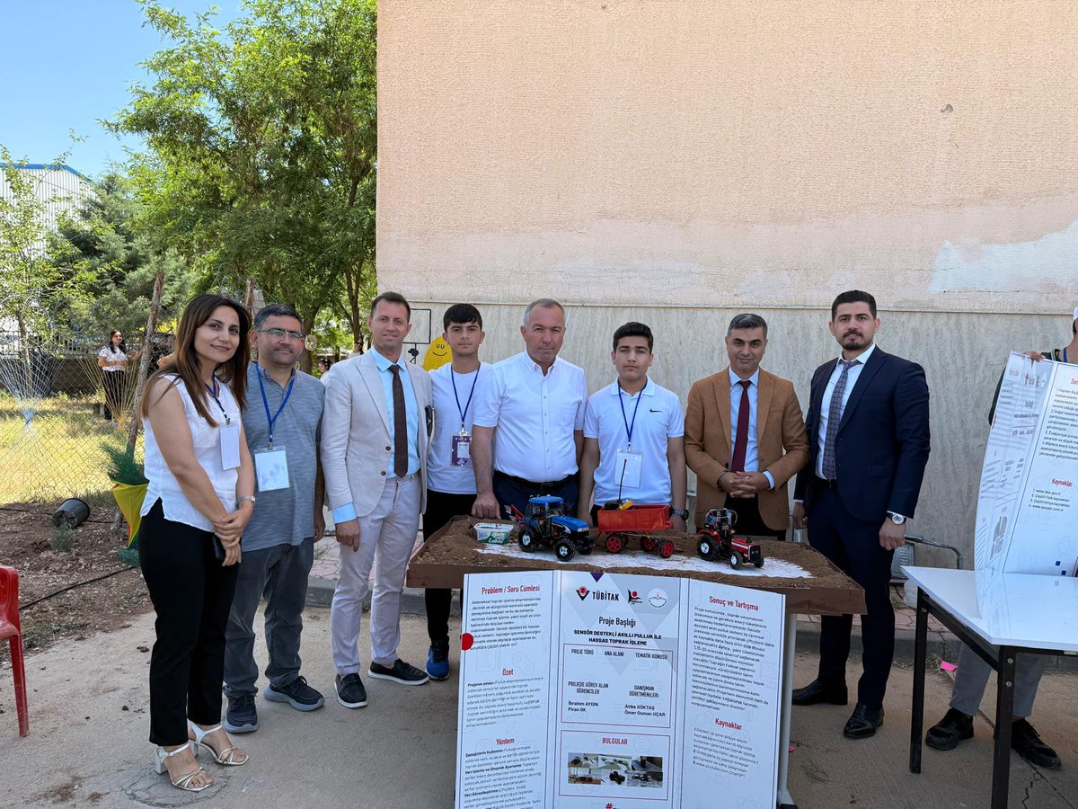 kiziltepemem47's tweet photo. İlçemiz Ahmedi Hani Mesleki ve Teknik Anadolu Lisesi öğrencileri tarafından düzenlenen TÜBİTAK 4006 Bilim Fuarı, büyük bir ilgiyle gerçekleştirildi. Okulumuzun ilk bilim fuarı olması sebebiyle ayrı bir anlam taşıyan etkinlikte, öğrencilerimiz birbirinden kıymetli 14 projeyi sergiledi.

Fuara, ilçe millî eğitim şube müdürlerimiz ve okul müdürlerimiz de katılım sağladı. Etkinlik sonrasında ise özel eğitim sınıfı öğrencilerimizin "Sıfır Atık" kapsamında hazırladığı sergi gezildi.

Bu değerli organizasyonda emeği geçen okul idaremizi, öğretmenlerimizi ve özveriyle çalışan öğrencilerimizi gönülden tebrik ederiz.

@tcmeb 
@Yusuf__Tekin 
@tuncay_akkoyun 
@KiziltepeKymlk 
@ali_eyyupkoca 
@akadirgms