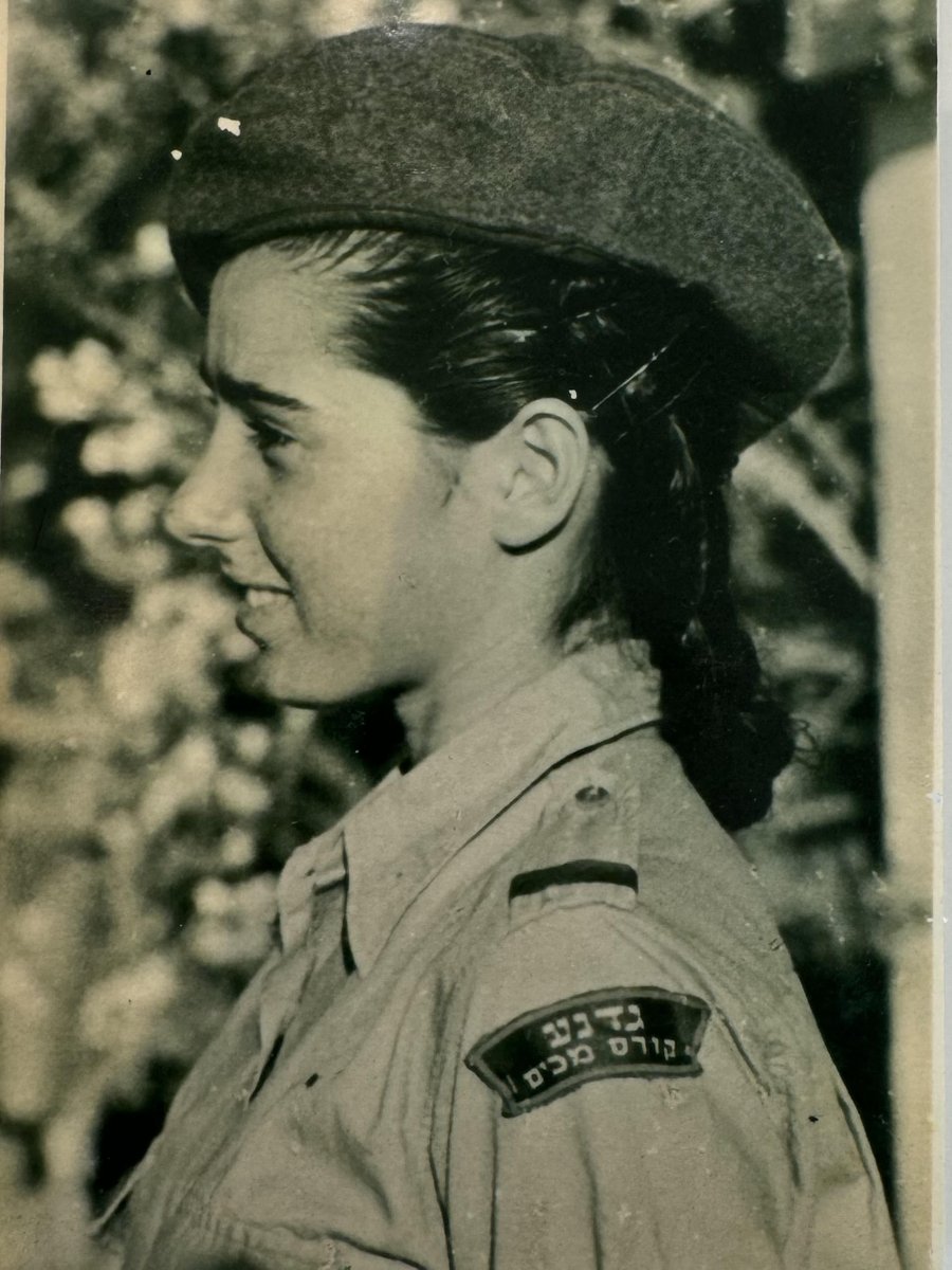 AmbDermer's tweet image. ההספד שנשאתי לאימי:

כשהחלו להתפשט הידיעות על פטירתה של אימי, בני משפחה וחברים שלחו דברי תנחומים, ושיתפו בזיכרונות שלהם עליה.
 הם כינו אותה &quot;כוח טבע&quot;, &quot;אחת ויחידה&quot;, &quot;Powerhouse&quot;, &quot;Matriarch&quot;.

יפה רוזנטל, יפה דרמר, או כמו שרוב האנשים קראו לה — יפה, הייתה כל הדברים האלו ועוד.…