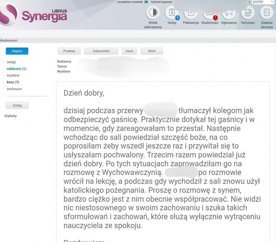 mtwardowski__'s tweet photo. ‼️Skandal w polskich szkołach!

Lewicowy nauczyciel ukarał i poniżył ucznia za katolicką wiarę i pobożne pozdrowienie.

Anonimowy uczeń udostępnił w internecie, wiadomość swojej nauczycielki do jego rodziców, w którym nauczycielka opisuje, że ucznia, za powiedzenie "Szczęść Boże" oraz "Niech będzie Pochwalony", odesłała do wychowawczyni na przysłowiowy "dywanik", a całą tą sytuację opisała "niestosownym zachowaniem i brakiem elementarnego wychowania" oraz że "bardzo ciężko z nim (uczniem) współpracować [...] że nie widzi w sobie jakiegokolwiek złego zachowania"

Absurd totalny i anty-katolicka paranoja, i to jeszcze w polskiej szkole! SKANDAL TOTALNY! 😡🤬