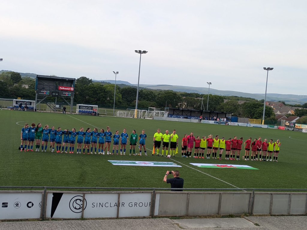 WelshSchoolsFA's tweet image. INTER ASSOCIATION FINAL | U16 Girls Final 🏴
👊🏻 #GAME 🔟
🏆 | #InterSchoolsAssociation
@CaerphillyGirls 🆚 @CVSFA
⏱️ 0’
⚔️ SCORE: 0-0
📲 LIVE UPDATES
#WSFA @WSFA_InterAssoc