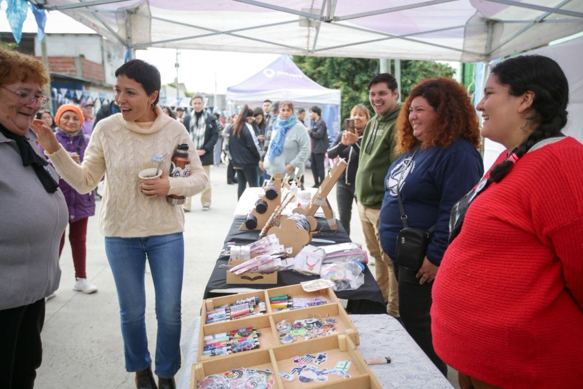 QuilmesMuni's tweet photo. Continuamos con los operativos #QuilmesCerca para que las y los vecinos puedan gestionar trámites municipales y provinciales desde un solo lugar.

Vamos a seguir trabajando por un Estado municipal presente que garantice un mayor acceso a derechos a nuestra comunidad. https://t.co/RaYBFsE6u7