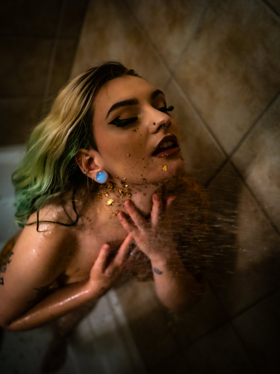 specialfxxx's tweet photo. The taste of Gold photo by @partialtomoonlight Gold leaf bodypaint and gold leaf on the tongue and mouth beautiful photoshoot https://t.co/Sg1vWmj1R8 #goldleaf #gold #bodypaint #fineart #drool #goldteeth https://t.co/WCS9ZEJVWt