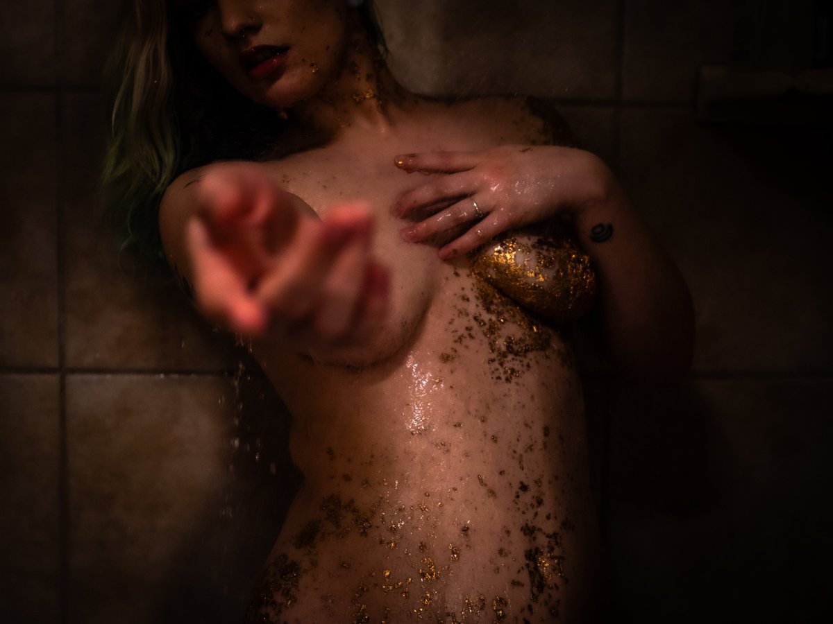 specialfxxx's tweet photo. The taste of Gold photo by @partialtomoonlight Gold leaf bodypaint and gold leaf on the tongue and mouth beautiful photoshoot https://t.co/Sg1vWmj1R8 #goldleaf #gold #bodypaint #fineart #drool #goldteeth https://t.co/WCS9ZEJVWt