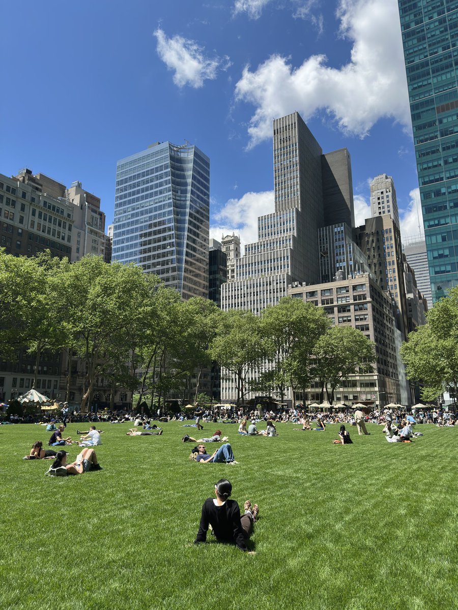 bryantparknyc's tweet photo. Lawn open 11am-9pm today 💚. https://t.co/4suSKGYnOx