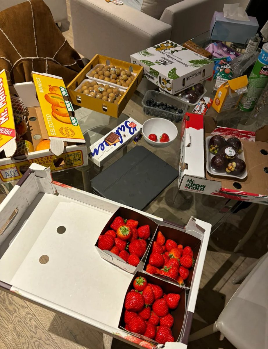 At the New Convert Garden fruit and vegetable market in nine elms, Londoners can enjoy fruit freedom! It is a fruit and vegetable paradise. All fresh fruits and vegetables are very cost-effective. It is also a good place for night owls.😆😆