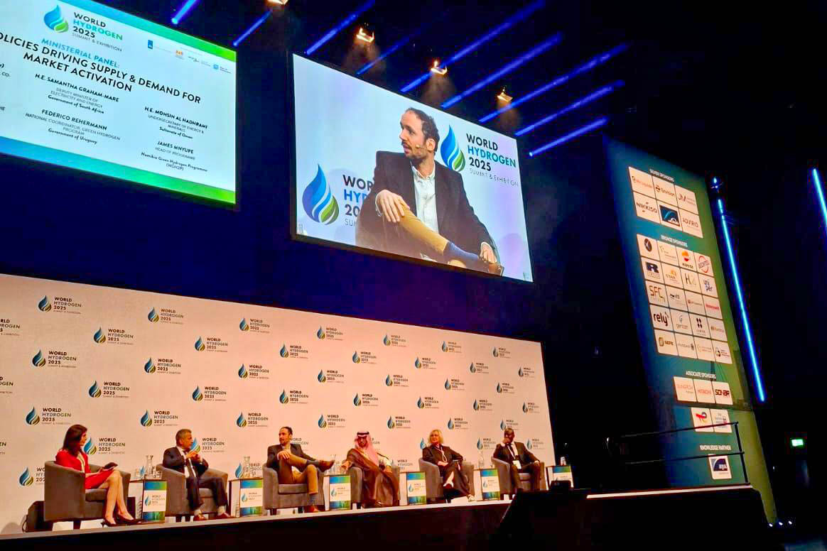 MIEM Uruguay (@miem_uruguay) on Twitter photo 🌎La ministra <a href="/FcardonaUy/">Fernanda Cardona</a> participa de
<a href="/WorldHydrogenS/">SEC World Hydrogen Series</a>, uno de los más importantes eventos sobre #hidrógeno del mundo. Allí mantuvo una reunión con referentes del puerto de Róterdam y asistió a la intervención de un representante del MIEM en un panel ministerial. 🌎La ministra <a href="/FcardonaUy/">Fernanda Cardona</a> participa de
<a href="/WorldHydrogenS/">SEC World Hydrogen Series</a>, uno de los más importantes eventos sobre #hidrógeno del mundo. Allí mantuvo una reunión con referentes del puerto de Róterdam y asistió a la intervención de un representante del MIEM en un panel ministerial.