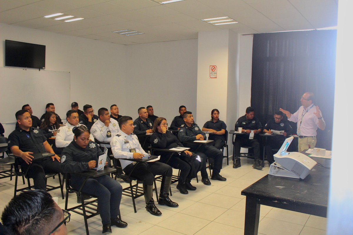 IEXE_Uni's tweet image. 👮‍♂️ En IEXE Universidad impulsamos la formación especializada con impacto social. Como parte del convenio con el Gobierno de San Andrés Cholula, impartimos la capacitación “Protocolo de Estambul: Herramienta contra la Tortura” al personal de la #SSPPC.