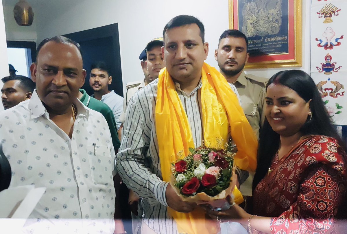 Kumar Sarvjeet (@kumarsarvjeet6) on Twitter photo बिहार के पूर्व उपमुख्यमंत्री,युवाओं की प्रेरणा <a href="/yadavtejashwi/">Tejashwi Yadav</a> जी का हमारे बोधगया आवास पर आगमन हुआ।उन्होंने पूरे परिवार से आत्मीयता से मुलाक़ात की।पिता स्व. डॉ. राजेश कुमार (पूर्व सांसद,गया) और आदरणीय श्री <a href="/laluprasadrjd/">Lalu Prasad Yadav</a> जी के सामाजिक न्याय के सपनों को लेकर महत्वपूर्ण चर्चा हुई। बिहार के पूर्व उपमुख्यमंत्री,युवाओं की प्रेरणा <a href="/yadavtejashwi/">Tejashwi Yadav</a> जी का हमारे बोधगया आवास पर आगमन हुआ।उन्होंने पूरे परिवार से आत्मीयता से मुलाक़ात की।पिता स्व. डॉ. राजेश कुमार (पूर्व सांसद,गया) और आदरणीय श्री <a href="/laluprasadrjd/">Lalu Prasad Yadav</a> जी के सामाजिक न्याय के सपनों को लेकर महत्वपूर्ण चर्चा हुई।