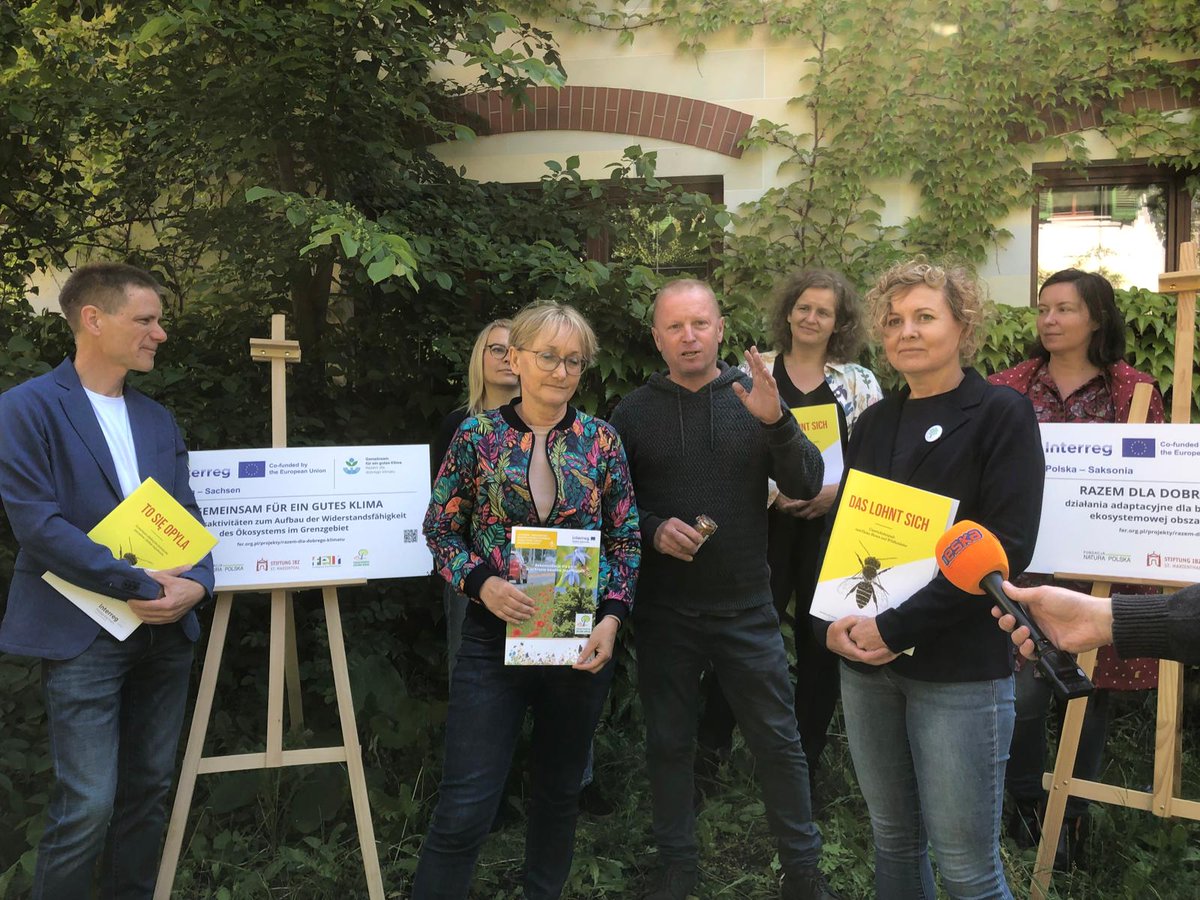 fundacja_FER's tweet photo. 🐝Dzisiaj Dzień Pszczoły. Startujemy  z polsko-niemieckim 🇵🇱🇩🇪 projektem dla zapylaczy, drzew🌳 i adaptacji do zmian klimatu #RazemDlaKlimatu  👉 https://t.co/c5YcfT11Sg Chrońmy zapylacze - to się opyla. #InterregPLSN 🇪🇺#UE https://t.co/SET78I7RH9
