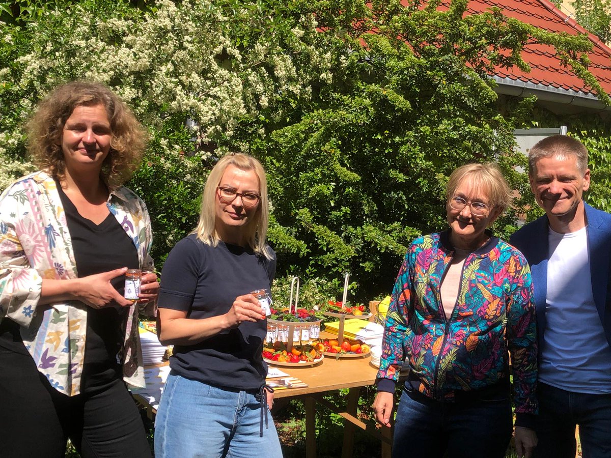 fundacja_FER's tweet photo. 🐝Dzisiaj Dzień Pszczoły. Startujemy  z polsko-niemieckim 🇵🇱🇩🇪 projektem dla zapylaczy, drzew🌳 i adaptacji do zmian klimatu #RazemDlaKlimatu  👉 https://t.co/c5YcfT11Sg Chrońmy zapylacze - to się opyla. #InterregPLSN 🇪🇺#UE https://t.co/SET78I7RH9