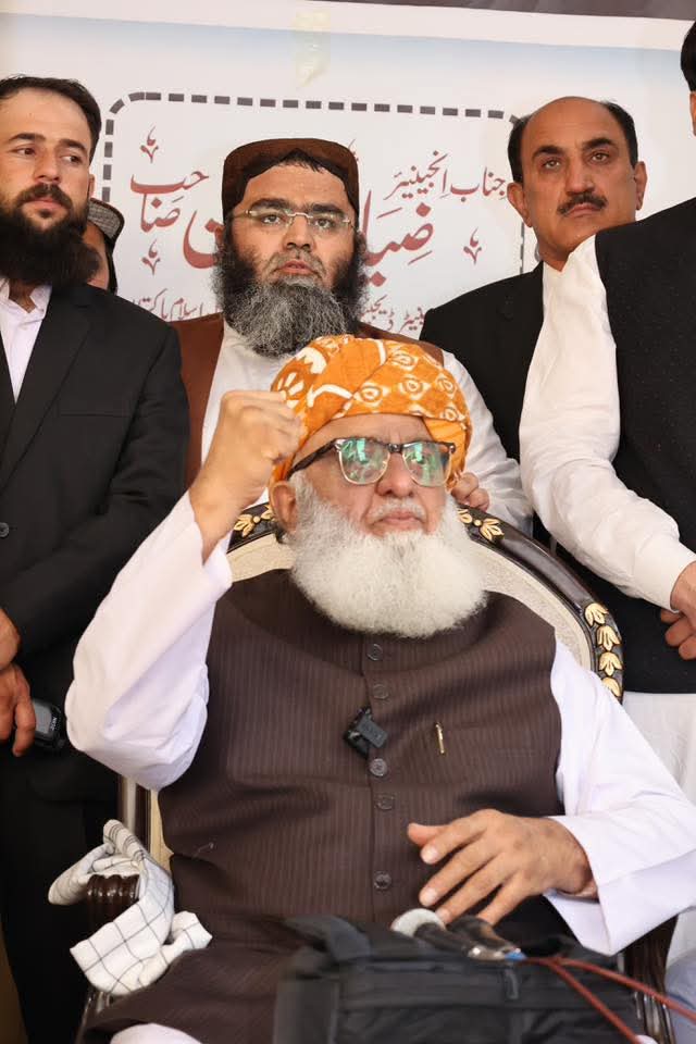 کارکنوں کے ساتھ ساتھ امت مسلمہ کی عالمی حالات پر رہنمائی کرنے کی اہلیت رکھتا ہے۔ 
آئیں وعدہ کرتے ہے کہ اس مشکل حالات میں جو اس وقت قائد جمعیت مولانا فضل الرحمن صاحب نے وقت کے فرعونوں کو للکارا ہے ہم اپنے قائد و رہبر کے ساتھ شانہ بشانہ کھڑے رہینگے 
#NationVoiceMaulana