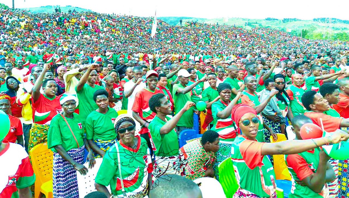 CnddFdd's tweet photo. #Burundi Dans l’après-midi de ce 20 mai 2025, après Busoni, le Secrétaire général du Parti @CnddFdd Très Hon. @R_Ndikuriyo a fait escale à Ngozi, pour poursuivre la campagne électorale. Les activités étaient organisées au stade de Muremera. Ce fut l’occasion de revenir sur les fondamentaux et les acquis du Parti CNDD-FDD, Inama y’abanyagihugu. 
Il n’a pas manqué de saluer le pas déjà franchi par les Bagumyabanga de la province Butanyerera dans la mise en œuvre de la vision du Parti en matière de développement socioéconomique. #Tsinda2025